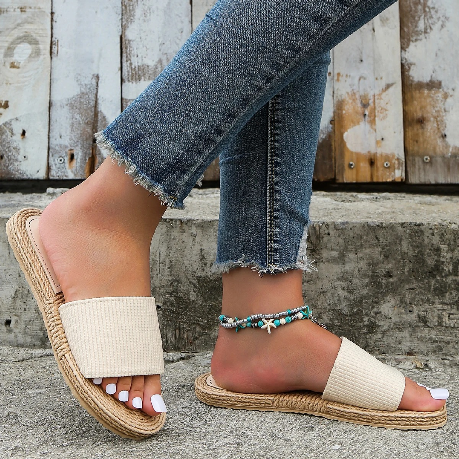 VIDA Beige flache Sohle Damen Pantoletten im ethnischen Stil