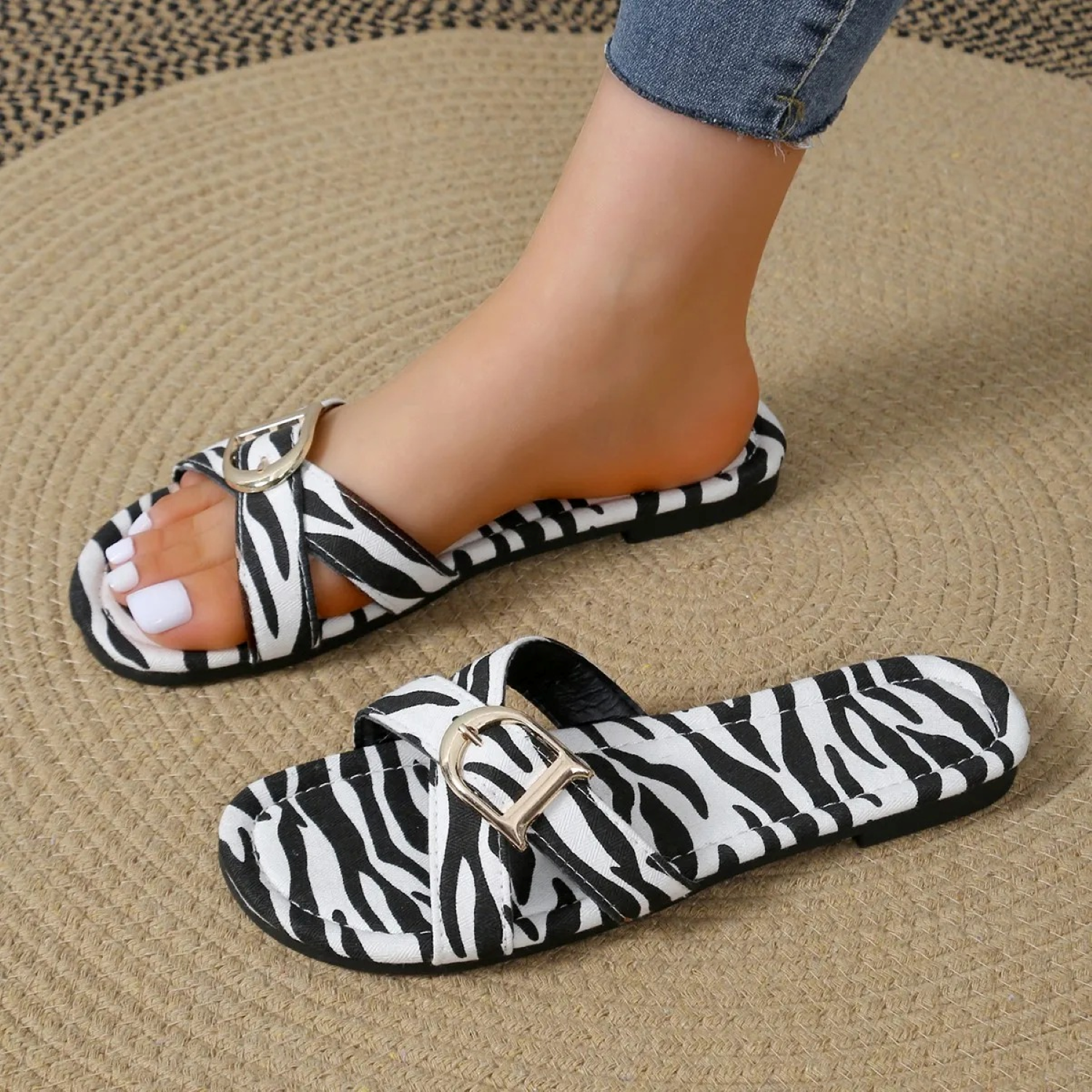 VIDA Damen Pantoletten mit Zebra-Leopardenmuster und Schnalle