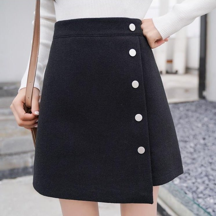 Liora | Asymmetrischer Minirock mit Einfarbigem Design und Zierknöpfen für Frauen
