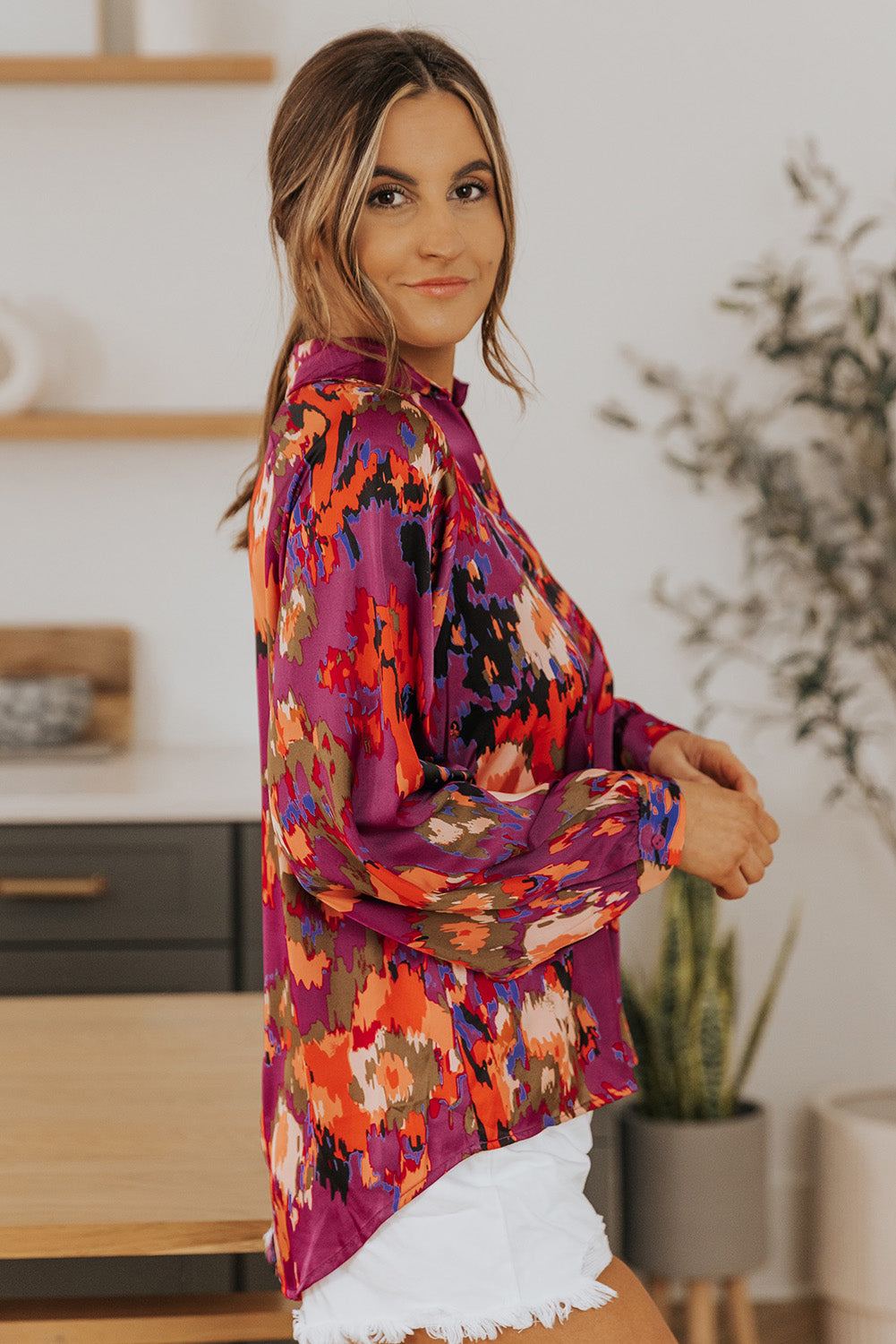 Zephyr | Graffiti-Print V-Ausschnitt Bluse mit Puffärmeln Für Frauen