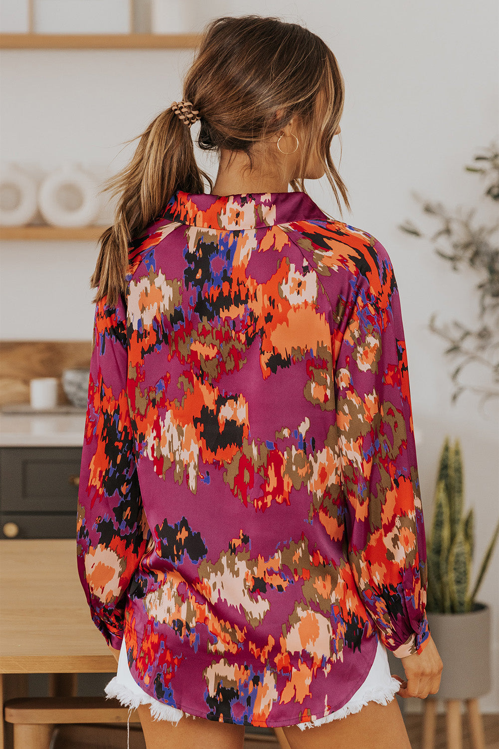 Zephyr | Graffiti-Print V-Ausschnitt Bluse mit Puffärmeln Für Frauen