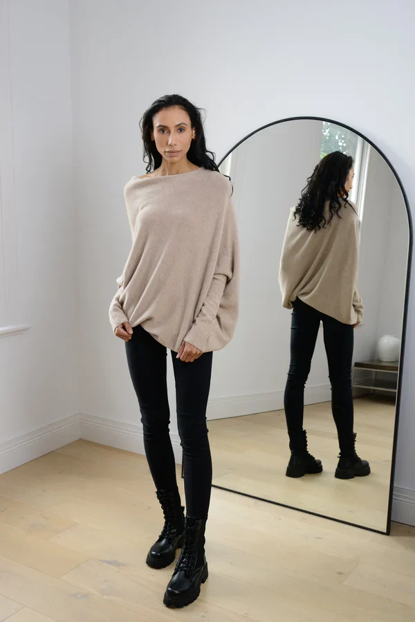 Celestia | Pullover mit Asymmetrischem Design und Atmungsaktivem Stoff für Frauen