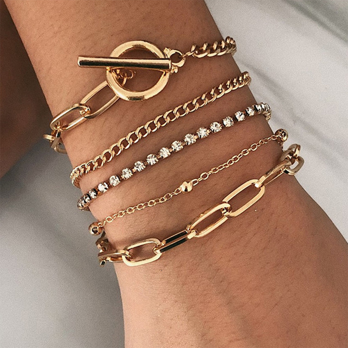 Celestia | Charm-Armband mit geometrischem Design und stilvollem Goldton für Damen