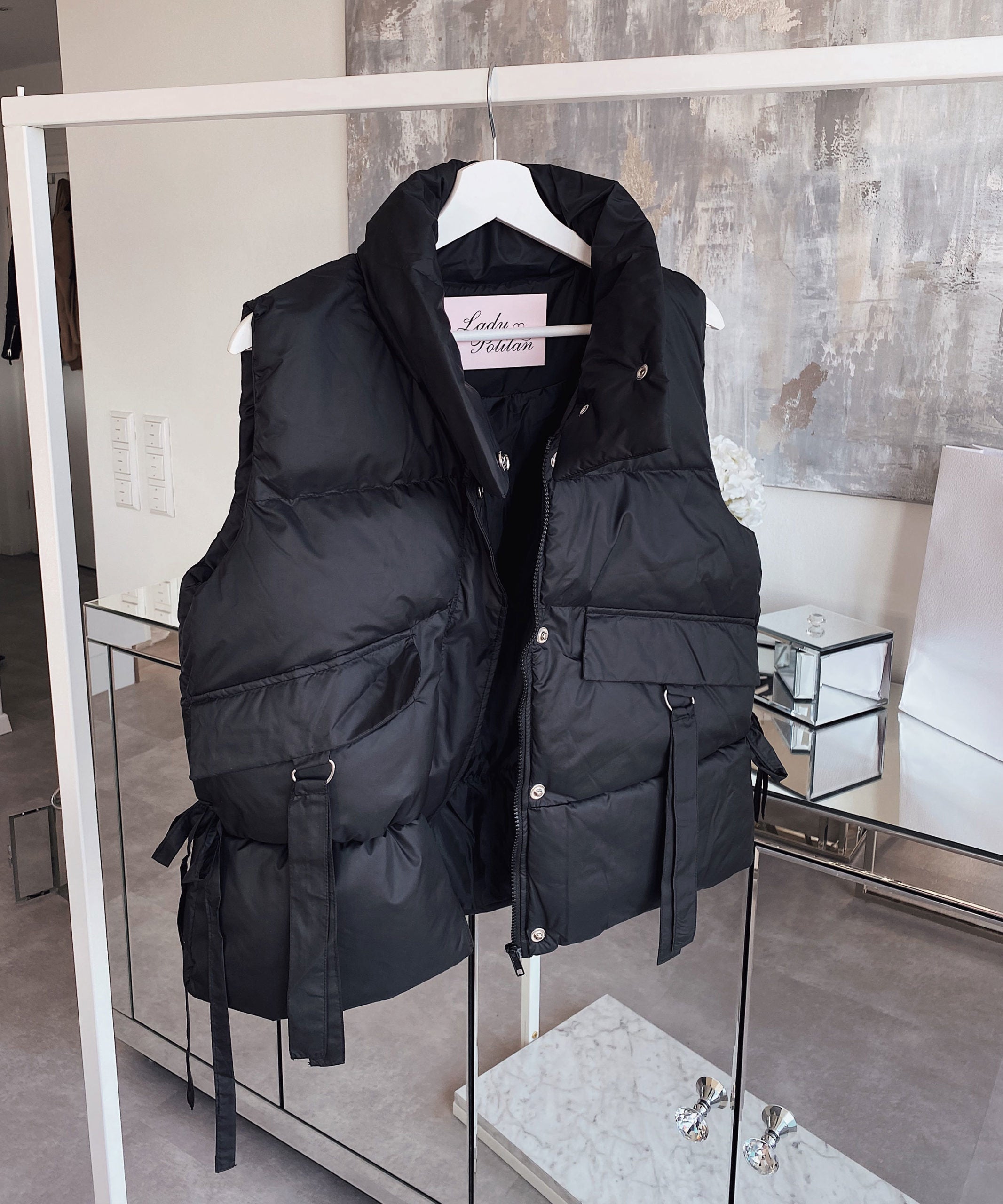 Livia | Kurzer Schwarz mit Anpassbarem Schnitt für Damen