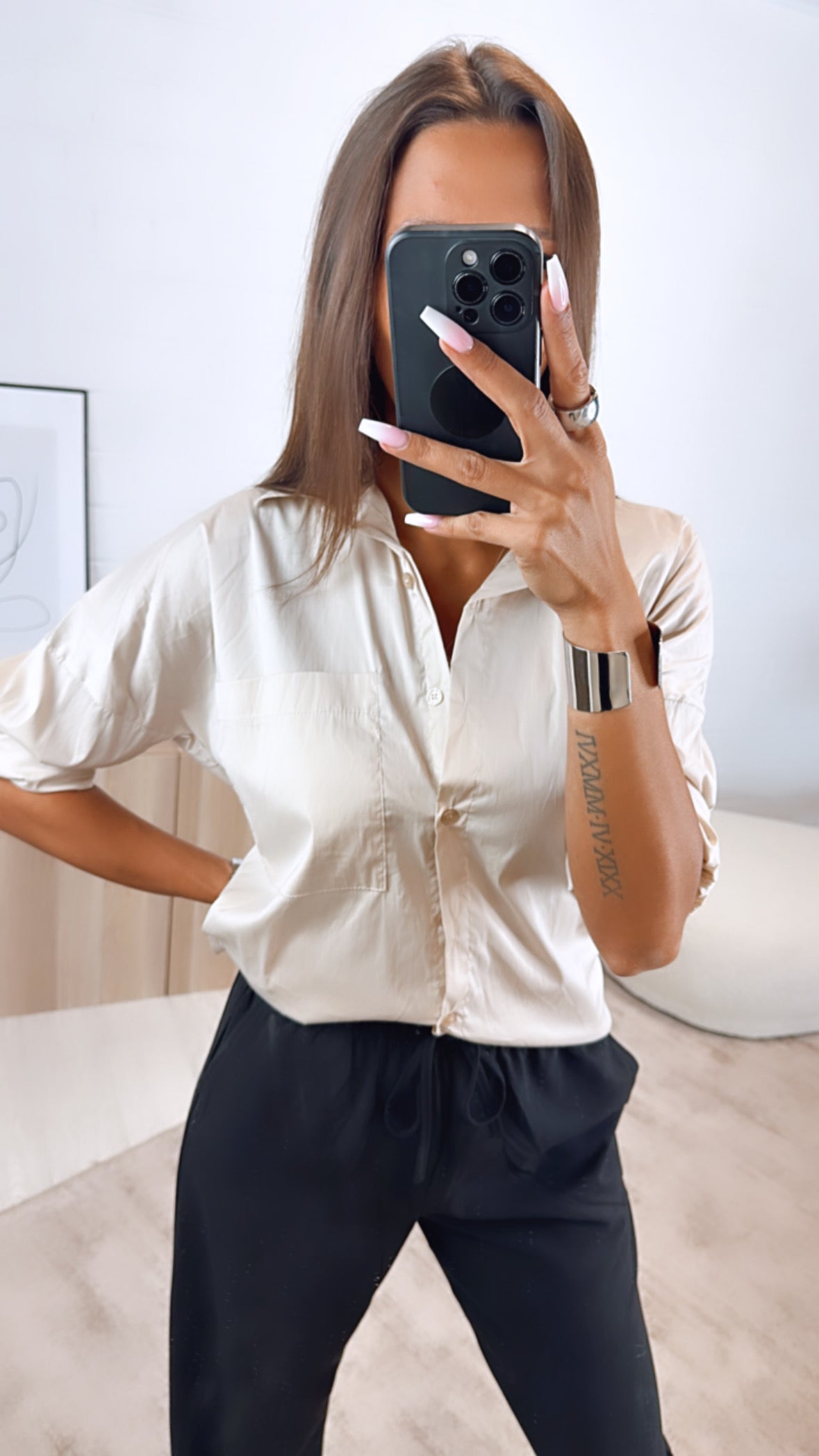 Liora | Bluse mit Leichtem Design und Praktischer Brusttasche für Damen