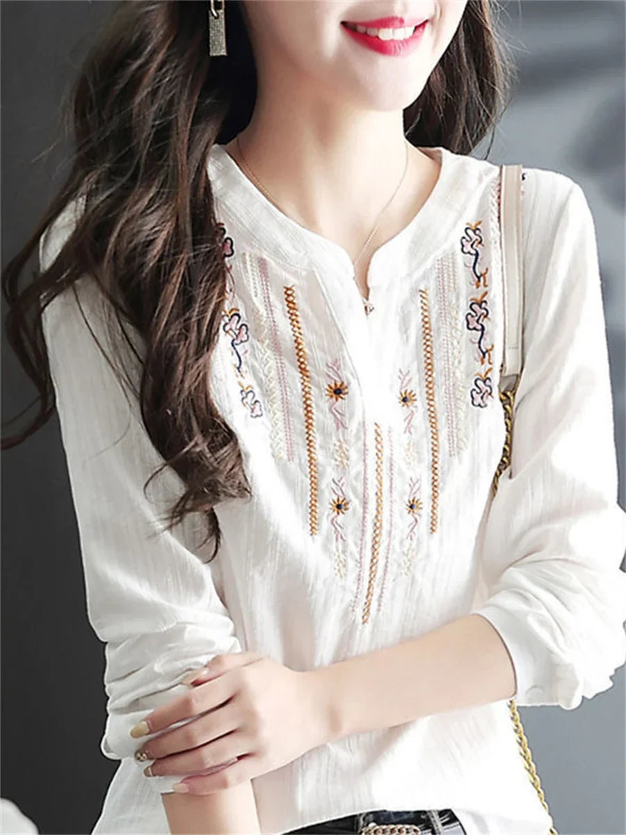 Celestia | Bluse mit Filigraner Stickerei und Lässigem V-Ausschnitt für Damen