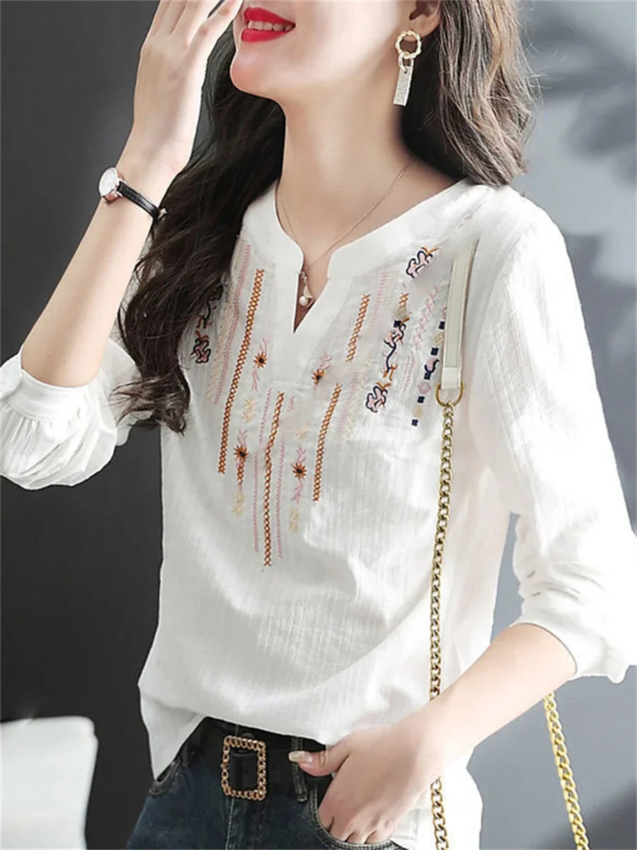 Celestia | Bluse mit Filigraner Stickerei und Lässigem V-Ausschnitt für Damen