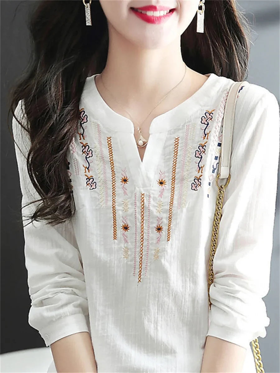Celestia | Bluse mit Filigraner Stickerei und Lässigem V-Ausschnitt für Damen