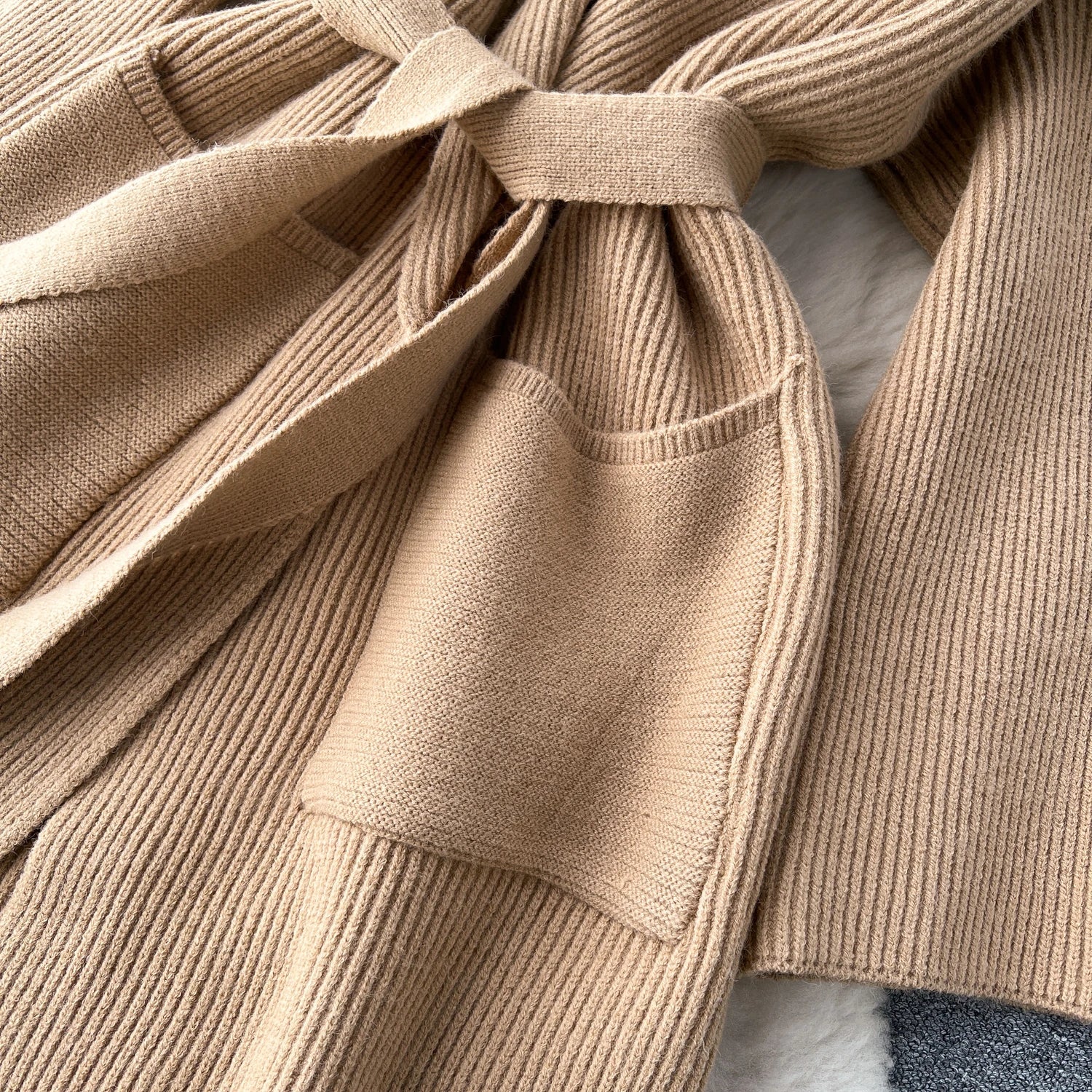 Liora | Strickmantel mit Komfortablem Design und Gürtelsilhouette für Frauen