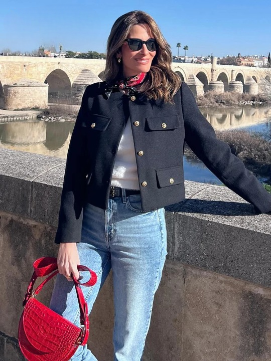 Livia | Cropped-Jacke mit Luxuriösen Knöpfen und Stilvollem Design für Modebewusste Frauen