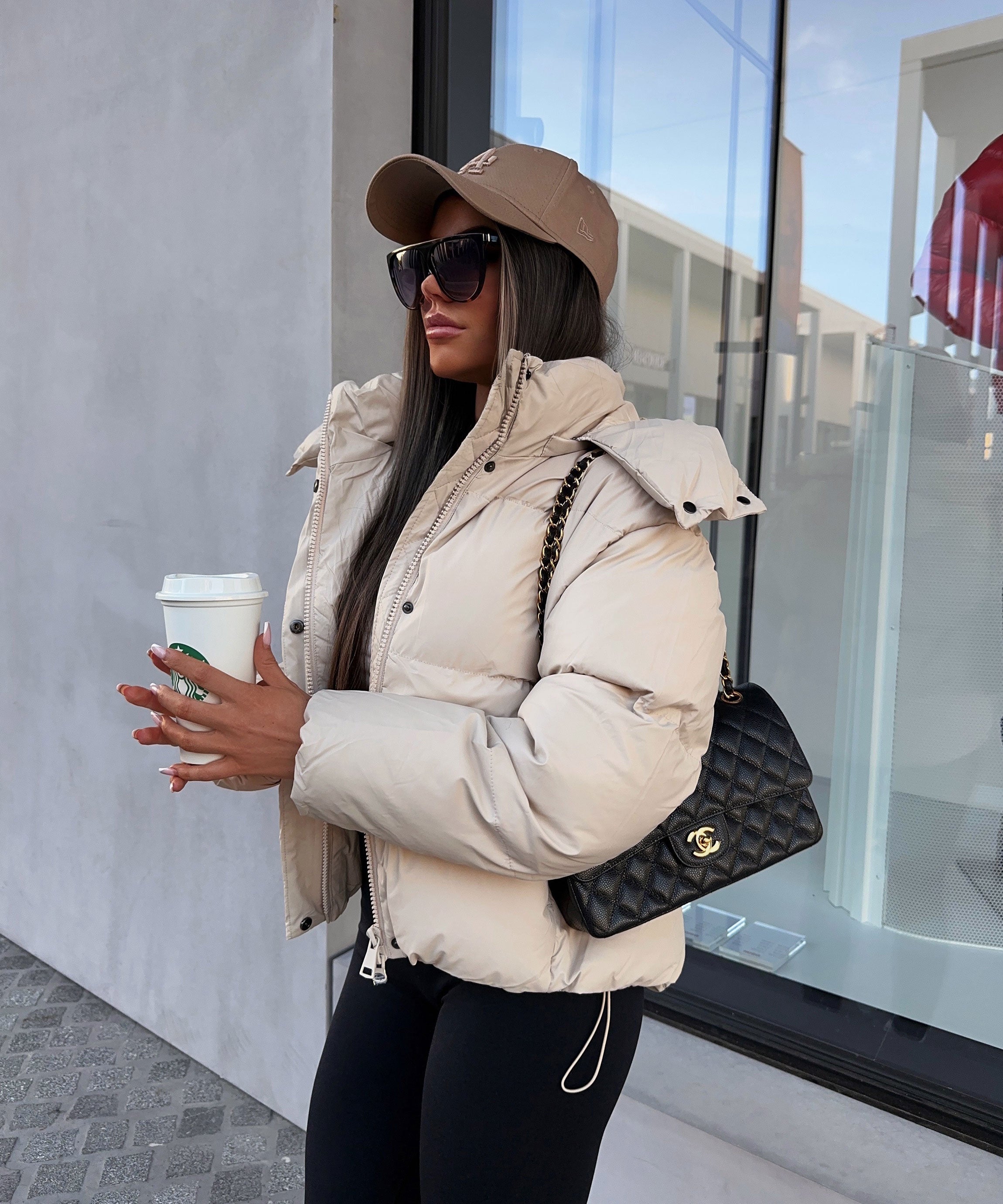 Livia | Jacke mit Leichtem Leder und Abnehmbarer Kapuze für Frauen im Winter